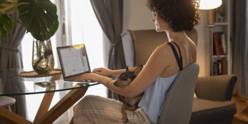 ¿Trabajas desde casa?: así puedes deducir wifi, luz, agua y gas
